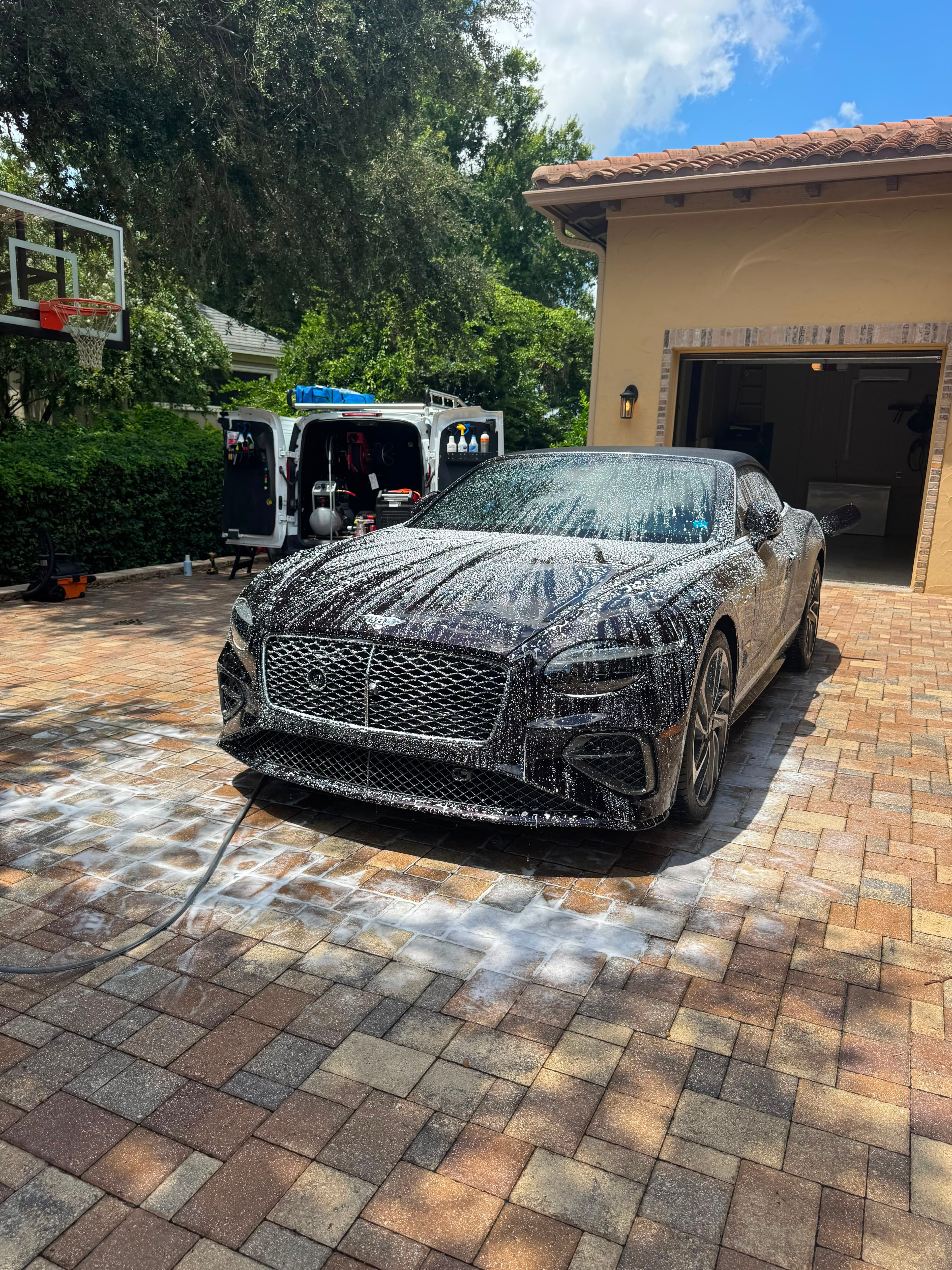 Bentley recién detallado en una entrada de Tampa Bay